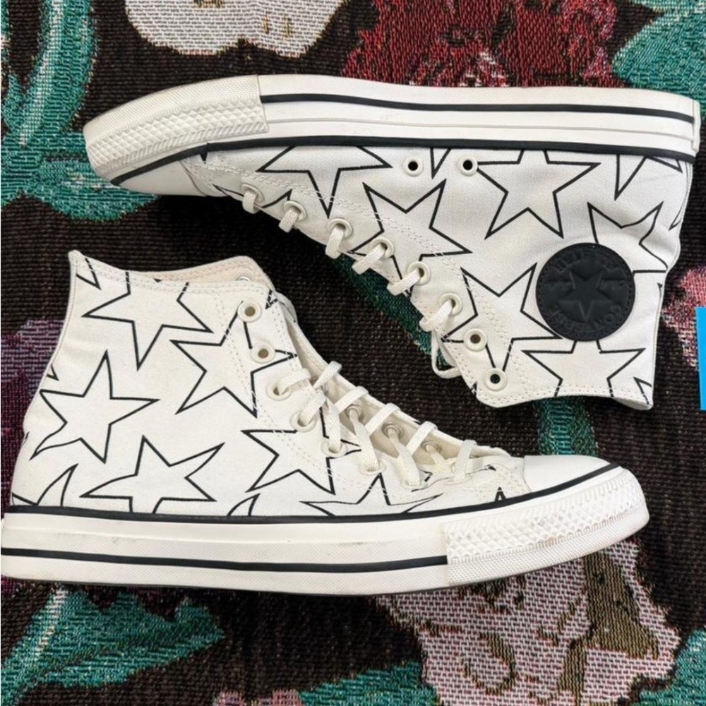 EUC Billie Eilish Converse Sneakers White with Black Stars Size 11 (w) 9 (m)